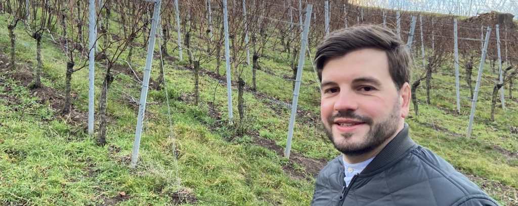 Genussmann auf Weinwanderung